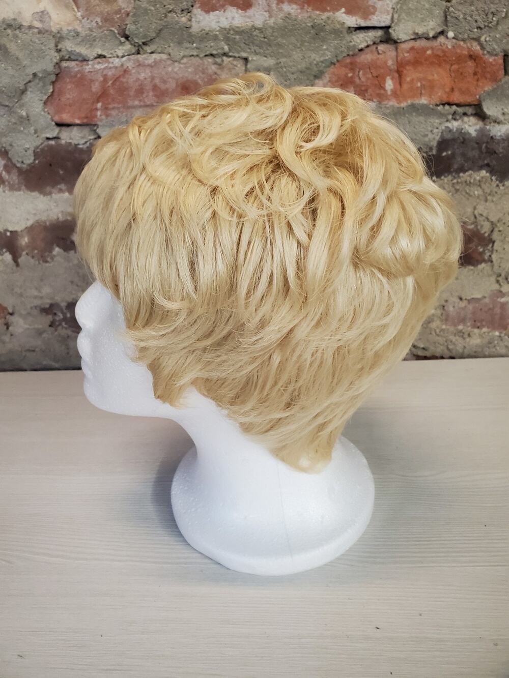 BESHE Womens Short Blonde Wavy Curly Pixie Cut Fashion Costume Wig